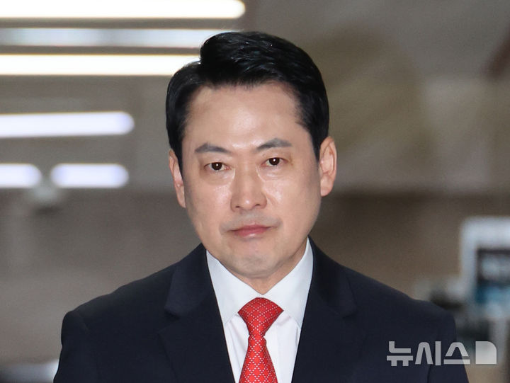 [서울=뉴시스] 김금보 기자 = 장동혁 국민의힘 대표가 7일 오후 서울 여의도 국회에서 이동하고 있다. 2026.04.07. kgb@newsis.com