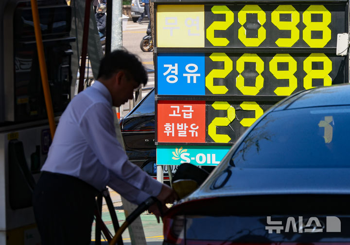 [서울=뉴시스] 황준선 기자 = 중동 전쟁 여파로 국제유가가 치솟으면서 서울 주유소 평균 휘발유 가격이 2000원을 돌파한 7일 서울 시내 한 주유소에 유가 정보가 게시돼 있다. 2026.04.07. hwang@newsis.com