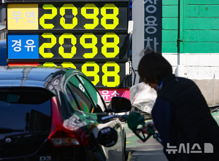 [서울=뉴시스] 황준선 기자 = 중동 전쟁 여파로 국제유가가 치솟으면서 서울 주유소 평균 휘발유 가격이 2천 원을 돌파한 7일 서울 시내 한 주유소에 유가 정보가 게시돼 있다. 2026.04.07. hwang@newsis.com