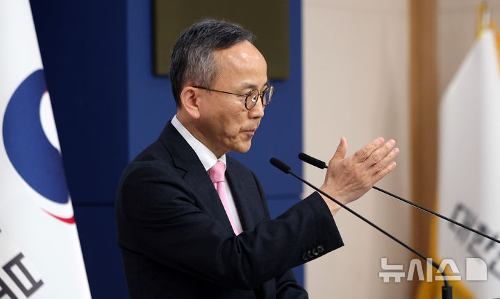 [서울=뉴시스] 김선웅 기자 = 박일 외교부 대변인이 7일 서울 종로구 정부서울청사 외교부에서 정례 브리핑을 하고 있다. 2026.04.07. mangusta@newsis.com