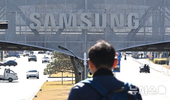 [수원=뉴시스] 김종택기자 = 삼성전자가 올해 1분기 매출액 133조 원, 영업익 57조2000억원으로 사상 최대 실적을 기록했다.지난해 4분기 매출 93조 원, 영업익 20조 원으로 최대 실적 기록을 세운 데 이어 이번에도 깜짝 실적으로 2분기 연속 기록 경신 행진을 이어갔다.사진은 7일 경기 수원시 영통구 삼성전자 수원본사 모습. 2026.04.07. jtk@newsis.com