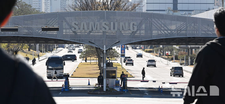 [수원=뉴시스] 김종택기자 = 삼성전자가 올해 1분기 매출액 133조 원, 영업익 57조2000억원으로 사상 최대 실적을 기록했다. 사진은 7일 경기 수원시 영통구 삼성전자 수원본사 모습. 2026.04.07. jtk@newsis.com