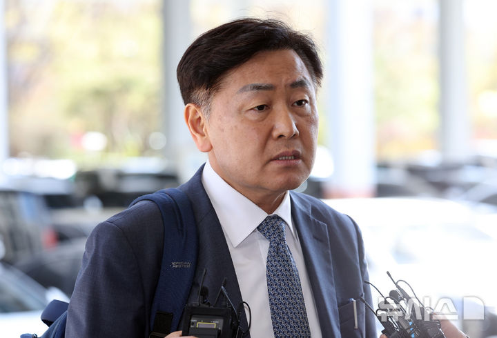 [서울=뉴시스] 최진석 기자 = 김관영 전북특별자치도지사가 7일 서울 양천구 서울남부지법에서 열린 더불어민주당 상대 징계 효력정지 가처분 1차 심문기일에 출석하며 입장을 밝히고 있다. 2026.04.07. myjs@newsis.com