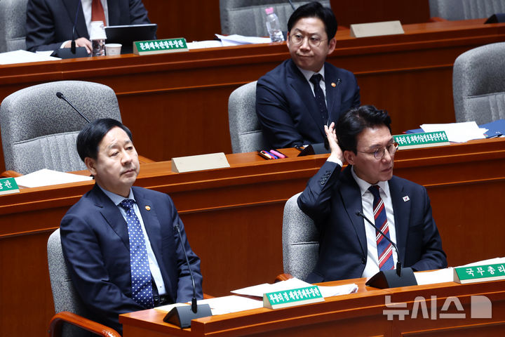 [서울=뉴시스] 고승민 기자 = 김민석 국무총리와 구윤철 경제부총리 겸 재정경제부 장관, 배경훈 부총리 겸 과학기술정보통신부 장관이 7일 서울 여의도 국회에서 열린 예산결산특별위원회 전체회의에 출석해 국무위원들의 발언을 듣고 있다. 2026.04.07. kkssmm99@newsis.com