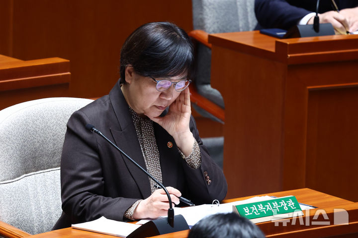 [서울=뉴시스] 고승민 기자 = 정은경 보건복지부 장관이 7일 서울 여의도 국회에서 열린 예산결산특별위원회 전체회의에서 자료를 검토하고 있다. 2026.04.07. kkssmm99@newsis.com
