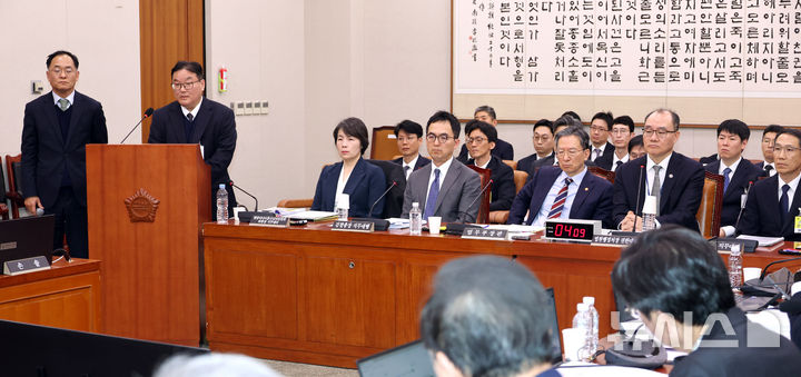 [서울=뉴시스] 김금보 기자 = 강백신(왼쪽) 대구고검 검사와 엄희준 광주고검 검사가 7일 오후 서울 여의도 국회에서 열린 '윤석열 정권 정치검찰 조작기소 의혹사건 진상규명' 국정조사특별위원회 전체회의에서 의원질문에 답변을 하고 있다. 2026.04.07. kgb@newsis.com