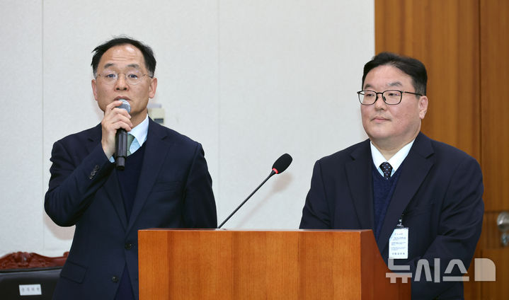 [서울=뉴시스] 김금보 기자 = 강백신(왼쪽) 대구고검 검사와 엄희준 광주고검 검사가 7일 오후 서울 여의도 국회에서 열린 '윤석열 정권 정치검찰 조작기소 의혹사건 진상규명' 국정조사특별위원회 전체회의에서 의원질문에 답변을 하고 있다. 2026.04.07. kgb@newsis.com