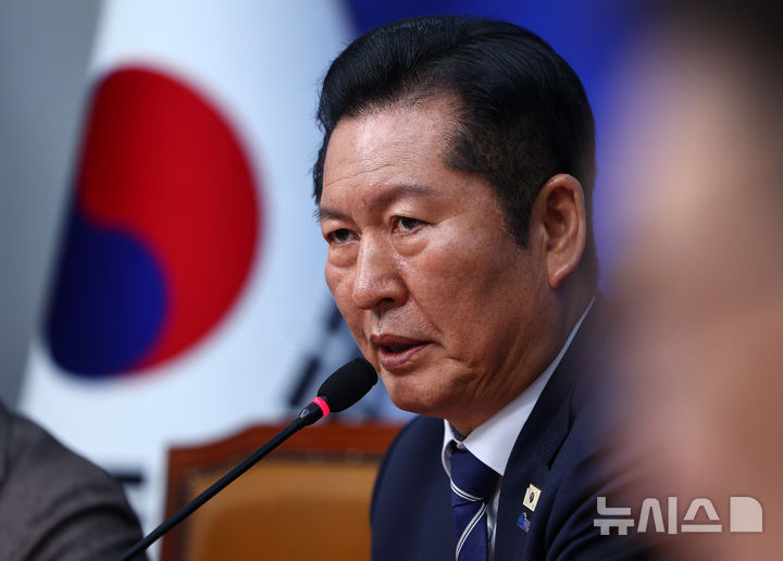 [서울=뉴시스] 김명년 기자 = 정청래 더불어민주당 대표가 7일 오후 서울 여의도 국회에서 열린 '착!붙 공약 프로젝트' 2호·3호 공약 발표 기자회견에서 발언하고 있다. 2025.04.07. kmn@newsis.com