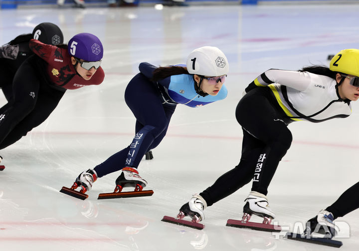 [서울=뉴시스] 배훈식 기자 = 2026~2027시즌 쇼트트랙 국가대표 1차 선발대회가 열린 7일 오후 서울 양천구 목동 실내 빙상장에서 여자부 1500m 준준결승에 출전한 최민정(흰색, 성남시청)이 빙판을 질주하고 있다. 2026.04.07. dahora83@newsis.com