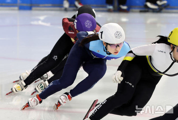 [서울=뉴시스] 배훈식 기자 = 2026~2027시즌 쇼트트랙 국가대표 1차 선발대회가 열린 7일 오후 서울 양천구 목동 실내 빙상장에서 여자부 1500m 준준결승에 출전한 최민정(흰색, 성남시청)이 빙판을 질주하고 있다. 2026.04.07. dahora83@newsis.com