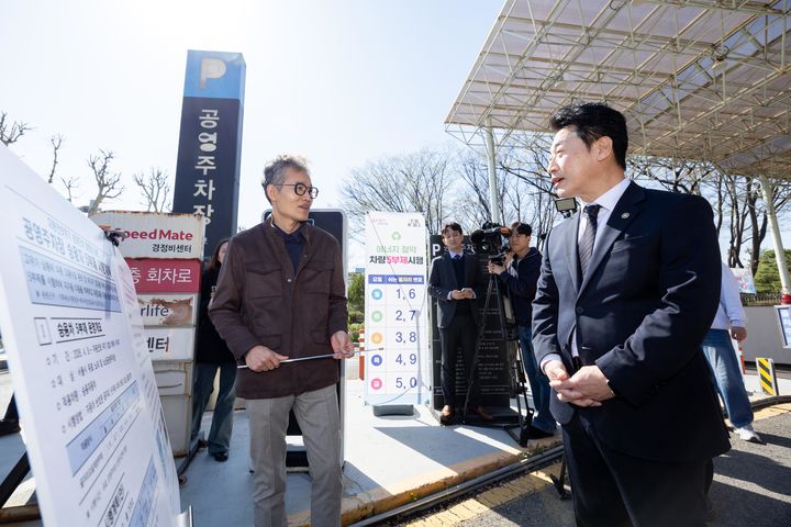 [서울=뉴시스] 공영주차장 승용차 5부제 시행을 하루 앞둔 7일 이호현 기후에너지환경부 2차관이 서울 종로구 종묘 공영주차장을 찾아 시행 준비상황을 점검하고 있다. (사진=기후에너지환경부 제공) 2026.04.07. photo@newsis.com *재판매 및 DB 금지