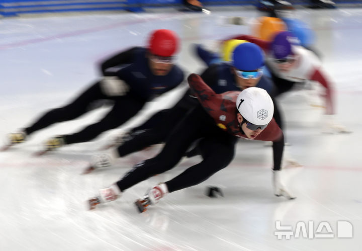 [서울=뉴시스] 배훈식 기자 = 2026~2027시즌 쇼트트랙 국가대표 1차 선발대회가 열린 7일 오후 서울 양천구 목동 실내 빙상장에서 남자부 1500m 준준결승에 출전한 신동민(흰색, 화성시청)이 빙판을 질주하고 있다. 2026.04.07. dahora83@newsis.com
