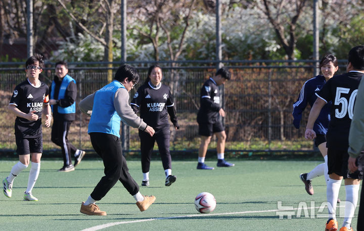 [서울=뉴시스] 권창회 기자 = 뉴시스 봉사단원들이 7일 오후 서울 동작구 보라매공원 내 축구장에서 열린 2026 프로축구연맹 통합축구단 발대식에서 서울시립발달장애인복지관 선수들과 축구를 하고 있다. 2026.04.07. kch0523@newsis.com