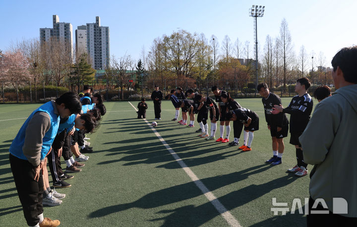 [서울=뉴시스] 권창회 기자 = 뉴시스 봉사단원들이 7일 오후 서울 동작구 보라매공원 내 축구장에서 열린 2026 프로축구연맹 통합축구단 발대식에서 서울시립발달장애인복지관 선수들과 축구를 하고 있다. 2026.04.07. kch0523@newsis.com