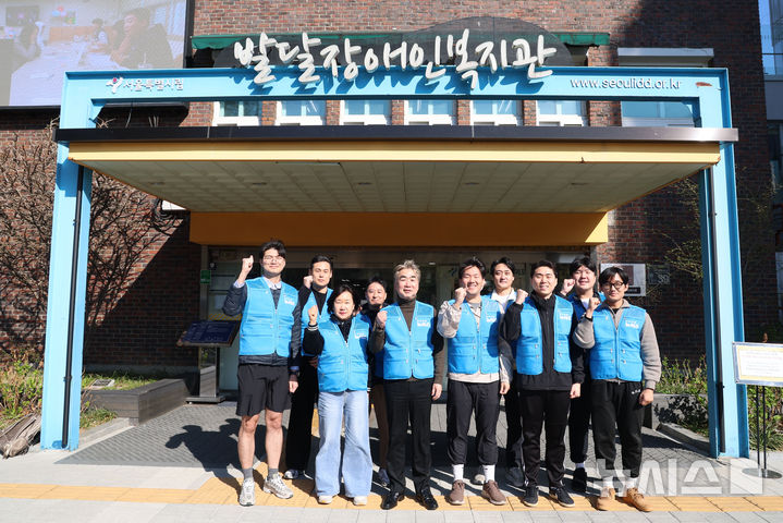 [서울=뉴시스] 권창회 기자 = 염영남 뉴시스 대표를 비롯한 봉사단원들이 7일 오후 서울 동작구 서울시립발달장애인복지관에서 옷 정리 봉사활동을 마친 뒤 기념촬영을 하고 있다. 2026.04.07. kch0523@newsis.com