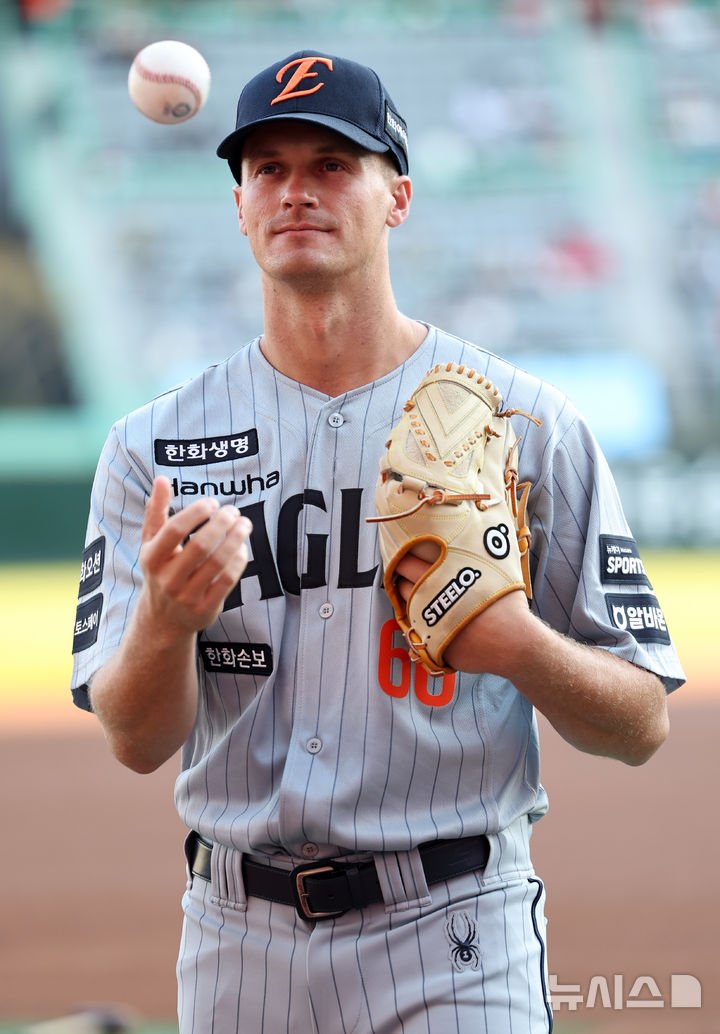 [인천=뉴시스] 최진석 기자 = 오웬 화이트의 부상 대체 선수로 한화 이글스에 합류한 잭 쿠싱이 7일 인천 문학구장에서 열린 2026 KBO리그 한화 이글스와 SSG 랜더스의 경기에 앞서 포즈를 취하고 있다. 2026.04.07. myjs@newsis.com