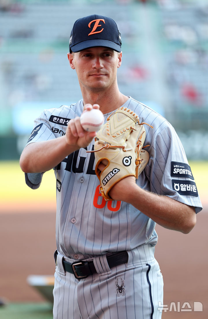 [인천=뉴시스] 최진석 기자 = 오웬 화이트의 부상 대체 선수로 한화 이글스에 합류한 잭 쿠싱이 7일 인천 문학구장에서 열린 2026 KBO리그 한화 이글스와 SSG 랜더스의 경기에 앞서 포즈를 취하고 있다. 2026.04.07. myjs@newsis.com