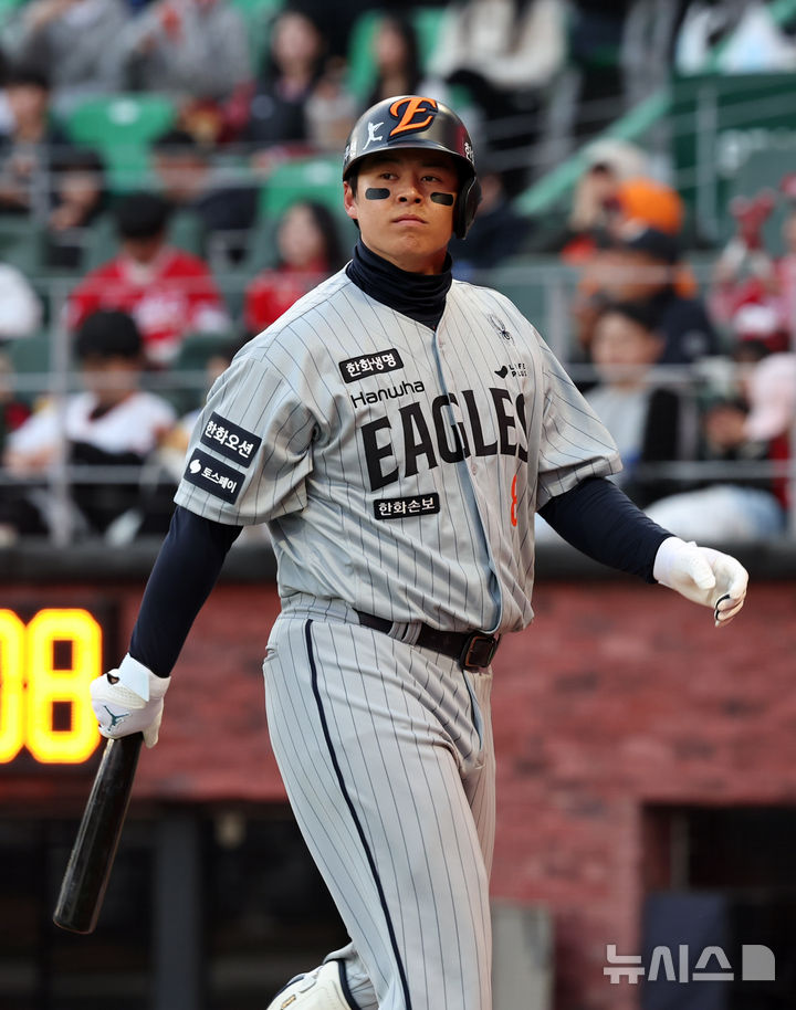 [인천=뉴시스] 최진석 기자 = 7일 인천 문학구장에서 열린 2026 KBO리그 한화 이글스와 SSG 랜더스의 경기, 1회초 2사 주없는 상황 한화 노시환이 삼진아웃을 당한 후 더그아웃으로 들어가고 있다. 2026.04.07. myjs@newsis.com