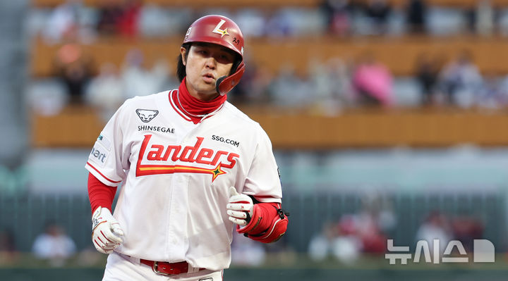 [인천=뉴시스] 최진석 기자 = 7일 인천 문학구장에서 열린 2026 KBO리그 한화 이글스와 SSG 랜더스의 경기, 1회말 1사 1루 상황 SSG 최정이 투런 홈런을 치고 홈으로 향하고 있다. 2026.04.07. myjs@newsis.com