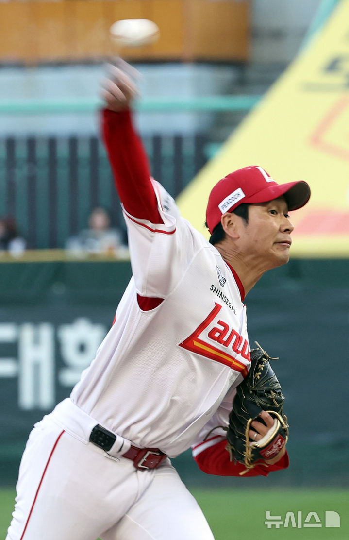 [인천=뉴시스] 최진석 기자 = 7일 인천 문학구장에서 열린 2026 KBO리그 한화 이글스와 SSG 랜더스의 경기, 1회초 SSG 선발투수 타케다가 역투하고 있다. 2026.04.07. myjs@newsis.com