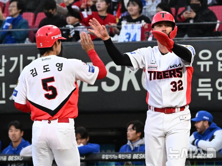 [광주=뉴시스] 이현행 기자 = 7일 오후 광주 북구 광주-기아챔피언스필드에서 열린 2026 신한 SOL KBO리그 삼성 라이온즈 대 KIA타이거즈의 경기. 1회 말 KIA 데일과 김도영 선수가 득점을 올리며 하이파이브를 하고 있다. 2026.04.07. lhh@newsis.com
