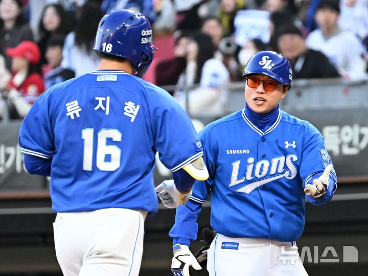 [광주=뉴시스] 이현행 기자 = 7일 오후 광주 북구 광주-기아챔피언스필드에서 열린 2026 신한 SOL KBO리그 삼성 라이온즈 대 KIA타이거즈의 경기. 1회 초 삼성 류지혁 선수가 솔로 홈런을 코치와 하이파이브를 하고 있다. 2026.04.07. lhh@newsis.com