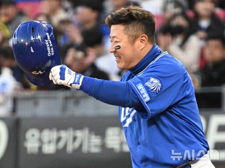 [광주=뉴시스] 이현행 기자 = 7일 오후 광주 북구 광주-기아챔피언스필드에서 열린 2026 신한 SOL KBO리그 삼성 라이온즈 대 KIA타이거즈의 경기. 삼성 이적 후 안방 찾은 최형우 선수가 KIA팬들에게 인사하고 있다. 2026.04.07. lhh@newsis.com