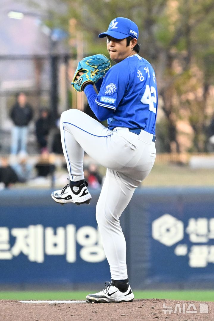 [광주=뉴시스] 이현행 기자 = 7일 오후 광주 북구 광주-기아챔피언스필드에서 열린 2026 신한 SOL KBO리그 삼성 라이온즈 대 KIA타이거즈의 경기. 1회 말 삼성 양창섭이 역투하고 있다. 2026.04.07. lhh@newsis.com