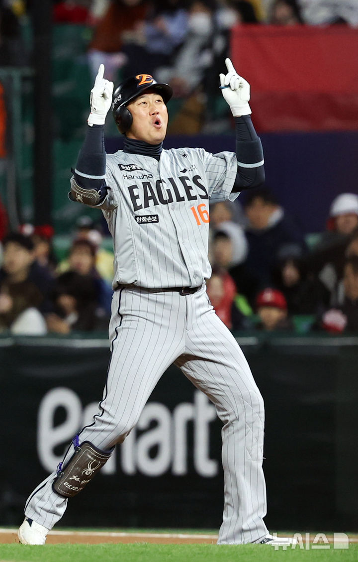 [인천=뉴시스] 최진석 기자 = 7일 인천 랜더스필드에서 열린 2026 KBO리그 한화 이글스와 SSG 랜더스의 경기, 3회초 2사 만루 상황 한화 하주석이 2타점 안타를 치고 기뻐하고 있다. 2026.04.07. myjs@newsis.com