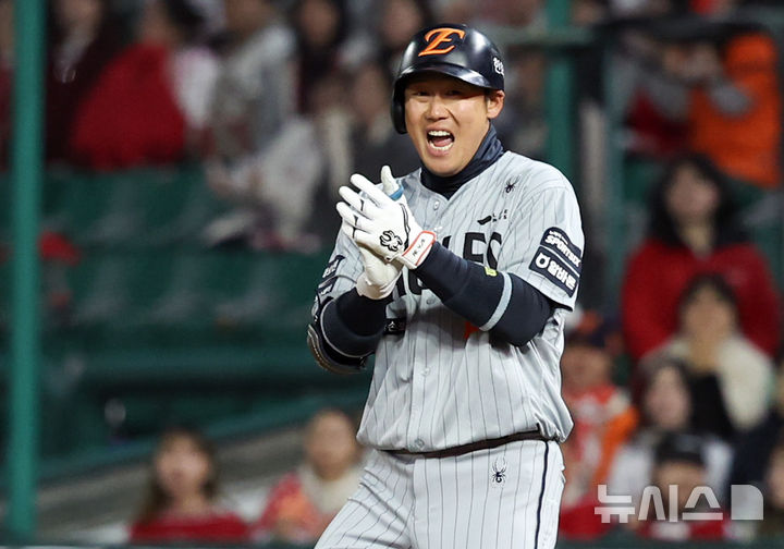 [인천=뉴시스] 최진석 기자 = 7일 인천 랜더스필드에서 열린 2026 KBO리그 한화 이글스와 SSG 랜더스의 경기, 3회초 2사 만루 상황 한화 하주석이 2타점 안타를 치고 기뻐하고 있다. 2026.04.07. myjs@newsis.com