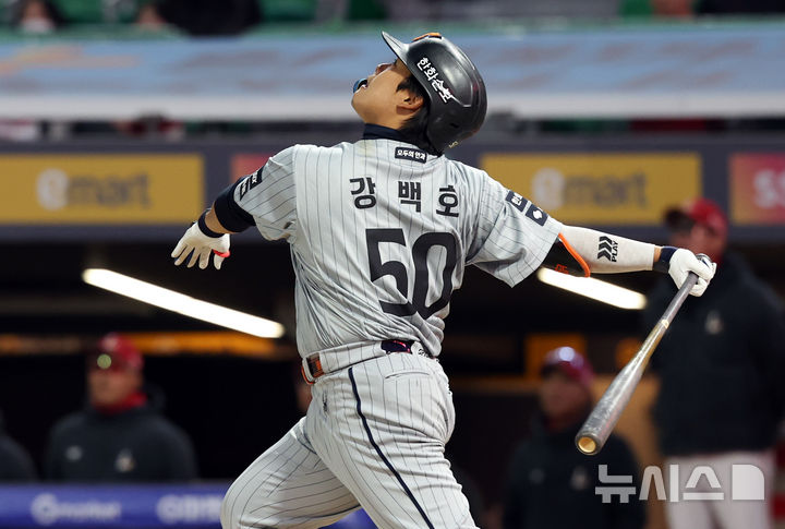 [인천=뉴시스] 최진석 기자 = 7일 인천 랜더스필드에서 열린 2026 KBO리그 한화 이글스와 SSG 랜더스의 경기, 3회초 무사 만루 상황 한화 강백호가 타격 후 타구를 바라보고 있다. 2026.04.07. myjs@newsis.com