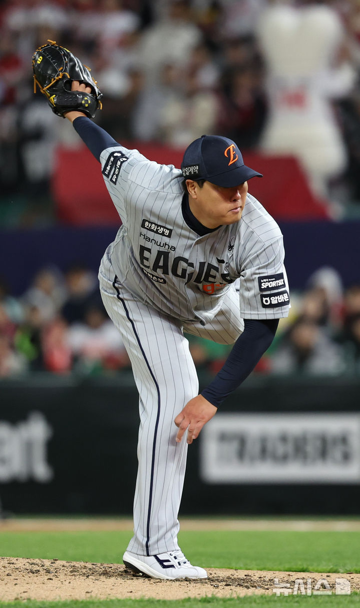[인천=뉴시스] 최진석 기자 = 7일 인천 랜더스필드에서 열린 2026 KBO리그 한화 이글스와 SSG 랜더스의 경기, 5회말 한화 선발투수 류현진이 역투하고 있다. 2026.04.07. myjs@newsis.com