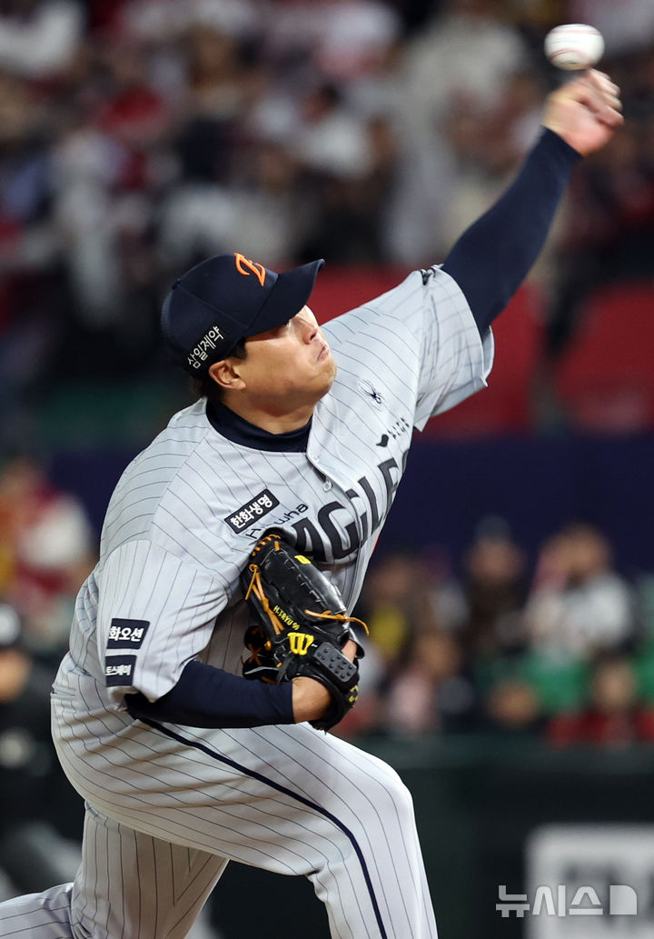 [인천=뉴시스] 최진석 기자 = 7일 인천 랜더스필드에서 열린 2026 KBO리그 한화 이글스와 SSG 랜더스의 경기, 5회말 한화 선발투수 류현진이 역투하고 있다. 2026.04.07. myjs@newsis.com