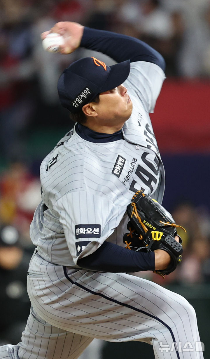 [인천=뉴시스] 최진석 기자 = 7일 인천 랜더스필드에서 열린 2026 KBO리그 한화 이글스와 SSG 랜더스의 경기, 5회말 한화 선발투수 류현진이 역투하고 있다. 2026.04.07. myjs@newsis.com