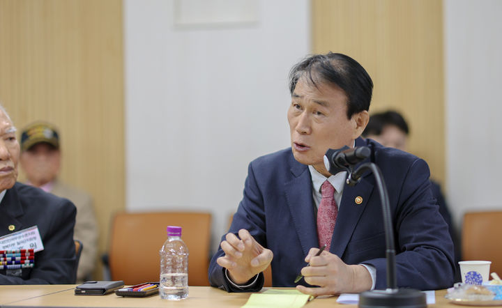 [서울=뉴시스] 조성우 기자 = 권오을 국가보훈부 장관이 7일 오후 경북 칠곡군 호국평화기념관에서 광복회와 상이군경회 등 칠곡지역 10개 보훈단체장들과 현장 소통 간담회를 하고 있다. (사진=국가보훈부 제공) 2026.04.07. photo@newsis.com *재판매 및 DB 금지