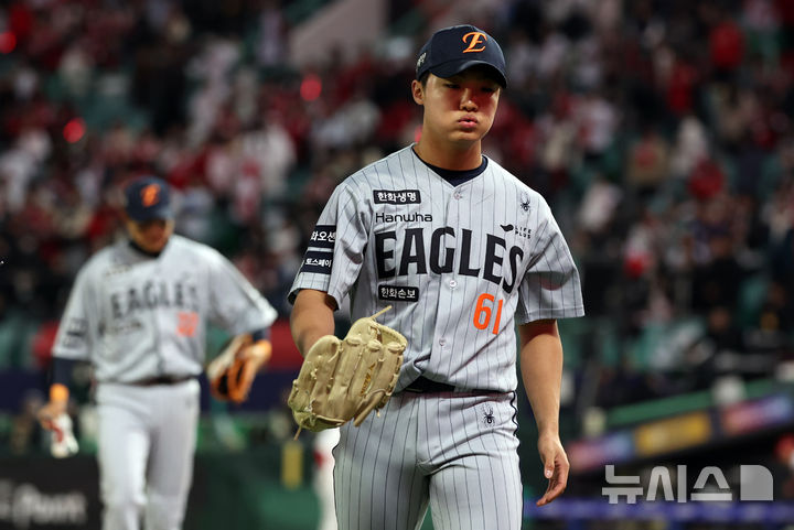 [인천=뉴시스] 최진석 기자 = 7일 인천 랜더스필드에서 열린 2026 KBO리그 한화 이글스와 SSG 랜더스의 경기, 8회말 한화 정우주가 무실점으로 이닝을 막은 후 더그아웃으로 들어가고 있다. 2026.04.07. myjs@newsis.com 