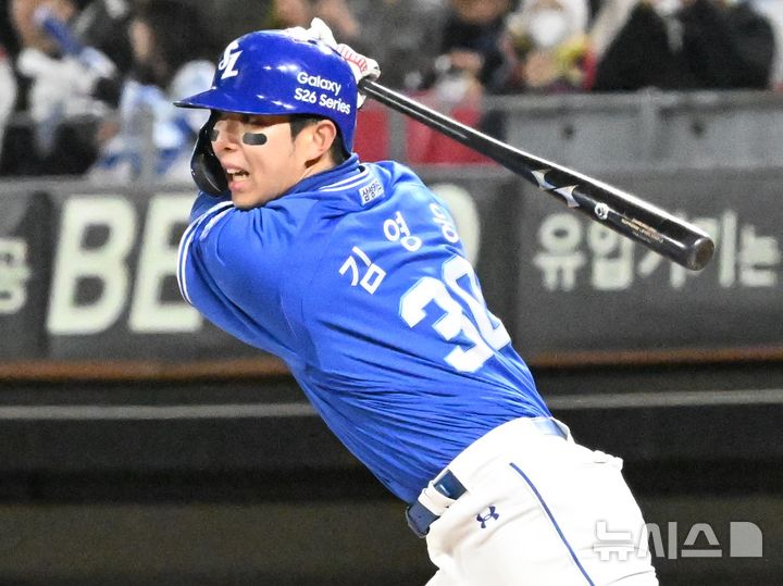 [광주=뉴시스] 이현행 기자 = 7일 오후 광주 북구 광주-기아챔피언스필드에서 열린 2026 신한 SOL KBO리그 삼성 라이온즈 대 KIA타이거즈의 경기, 삼성 김영웅이 8회 초 2아웃 주자 1,2루 상황에서 역전 적시타를 치고 있다. 2026.04.07. lhh@newsis.com