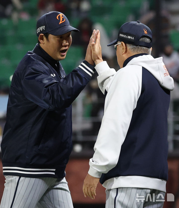 [인천=뉴시스] 최진석 기자 = 한화 김경문 감독이 7일 인천 랜더스필드에서 열린 2026 KBO리그 한화 이글스와 SSG 랜더스의 경기에서 6대2로 승리 후 하주석과 기뻐하고 있다. 2026.04.07. myjs@newsis.com