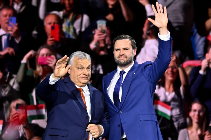 [부다페스트=AP/뉴시스] JD 밴스(오른쪽) 미국 부통령이 7일(현지 시간) 헝가리 부다페스트에서 열린 '미-헝가리 우정의 날' 행사에 참석해 빅토르 오르반 헝가리 총리와 함께 손을 흔들고 있다. 2026.04.08.