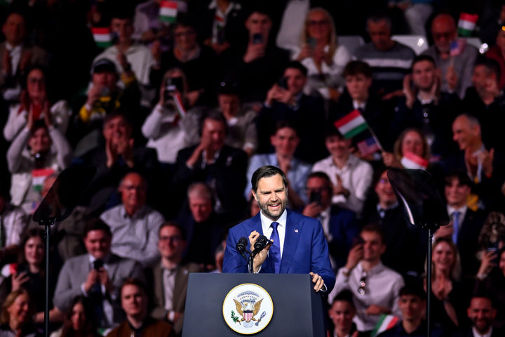 [부다페스트=AP/뉴시스] JD 밴스(왼쪽) 미국 부통령이 7일(현지 시간) 헝가리 부다페스트에서 열린 '미-헝가리 우정의 날' 행사에 참석해 연설 중 도널드 트럼프 대통령과 전화를 연결해 휴대전화를 마이크에 대고 있다. 2026.04.08.