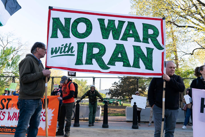 [워싱턴=AP/뉴시스] 7일(현지 시간) 미국 워싱턴 백악관 인근 라파예트 공원에서 이란 전쟁에 반대하는 시위 참가자들이 '전쟁 반대' 현수막을 들고 시위하고 있다. 2026.04.08.