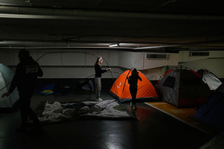 휴전 발표에 대피소 텐트 해체하는 이스라엘 가족