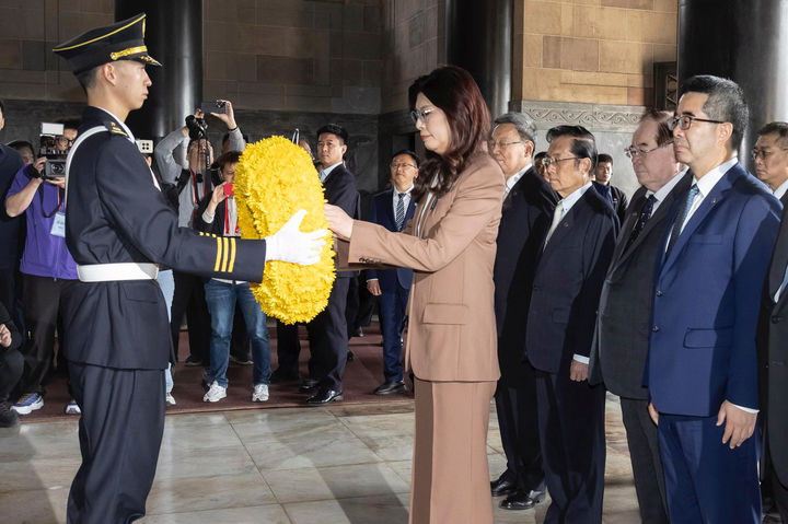 [난징=AP/뉴시스] 정리원 대만 국민당 주석이 8일(현지 시간) 중국 장쑤성 난징에 있는 쑨원 묘소(중산릉)를 방문해 헌화하고 있다. 2026.04.08.