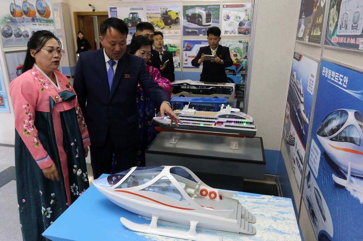 산업미술 전시회 관람하는 평양 시민들