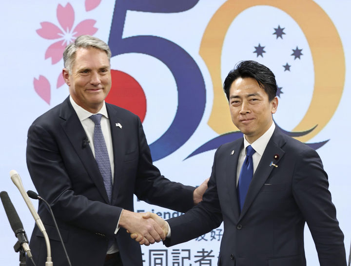 [도쿄=AP·교도/뉴시스] 리처드 말스 호주 부총리 겸 국방장관(왼쪽)과 고이즈미 신지로 일본 방위상이 8일 일본 도쿄 방위성에서 열린 공동 기자회견에 앞서 악수하고 있다. 2026.04.09. photo@newsis.com