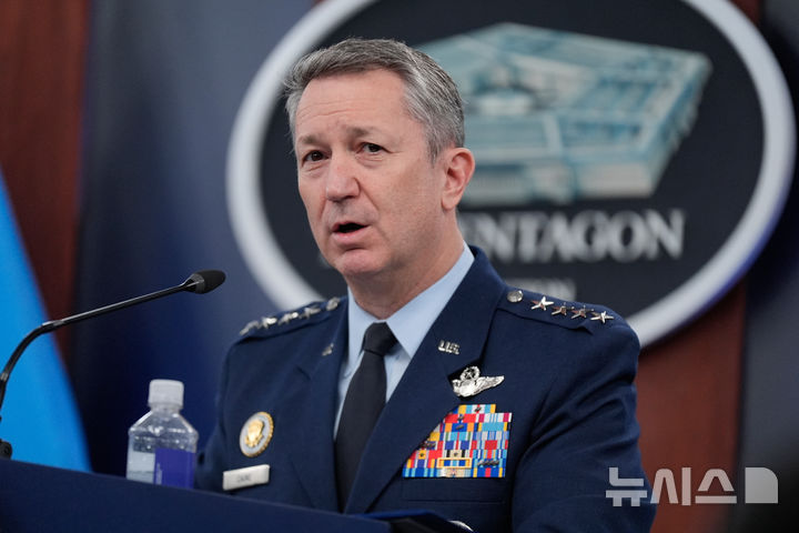 [워싱턴=AP/뉴시스] 정병혁 기자 = 댄 케인 미국 합참의장이 8일(현지 시간) 미국 워싱턴D.C. 펜타곤에서 열린 ‘장대한 분노(Epic Fury) 작전’ 관련 공동기자회견에서 발언하고 있다. 2026.04.08.