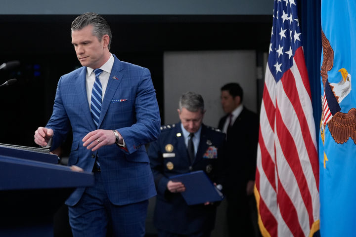 기자회견 참석하는 피트 헤그세스 미 국방장관과 댄 케인 합참의장