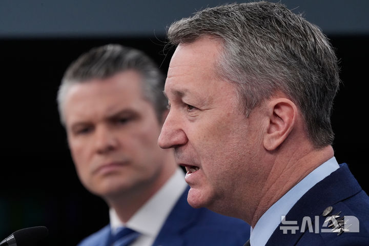 [워싱턴=AP/뉴시스] 정병혁 기자 = 댄 케인 미국 합참의장이 8일(현지 시간) 미국 워싱턴D.C. 펜타곤에서 열린 ‘장대한 분노(Epic Fury) 작전’ 관련 공동기자회견에서 발언하고 있다. 2026.04.08.