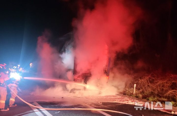 [영동=뉴시스] 경부고속도로 탱크로리 화재 모습. (사진=충북소방본부 제공)