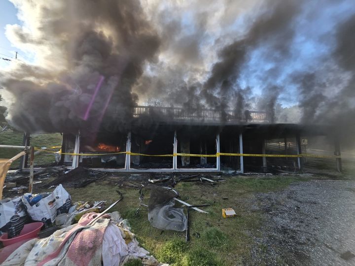 [서산=뉴시스] 지난 7일 오후 3시30분께 충남 서산시 음암면 단독주택에서 불이 나 연기가 발생하고 있다. (사진=서산소방서 제공) 2026.04.08. photo@newsis.com *재판매 및 DB 금지